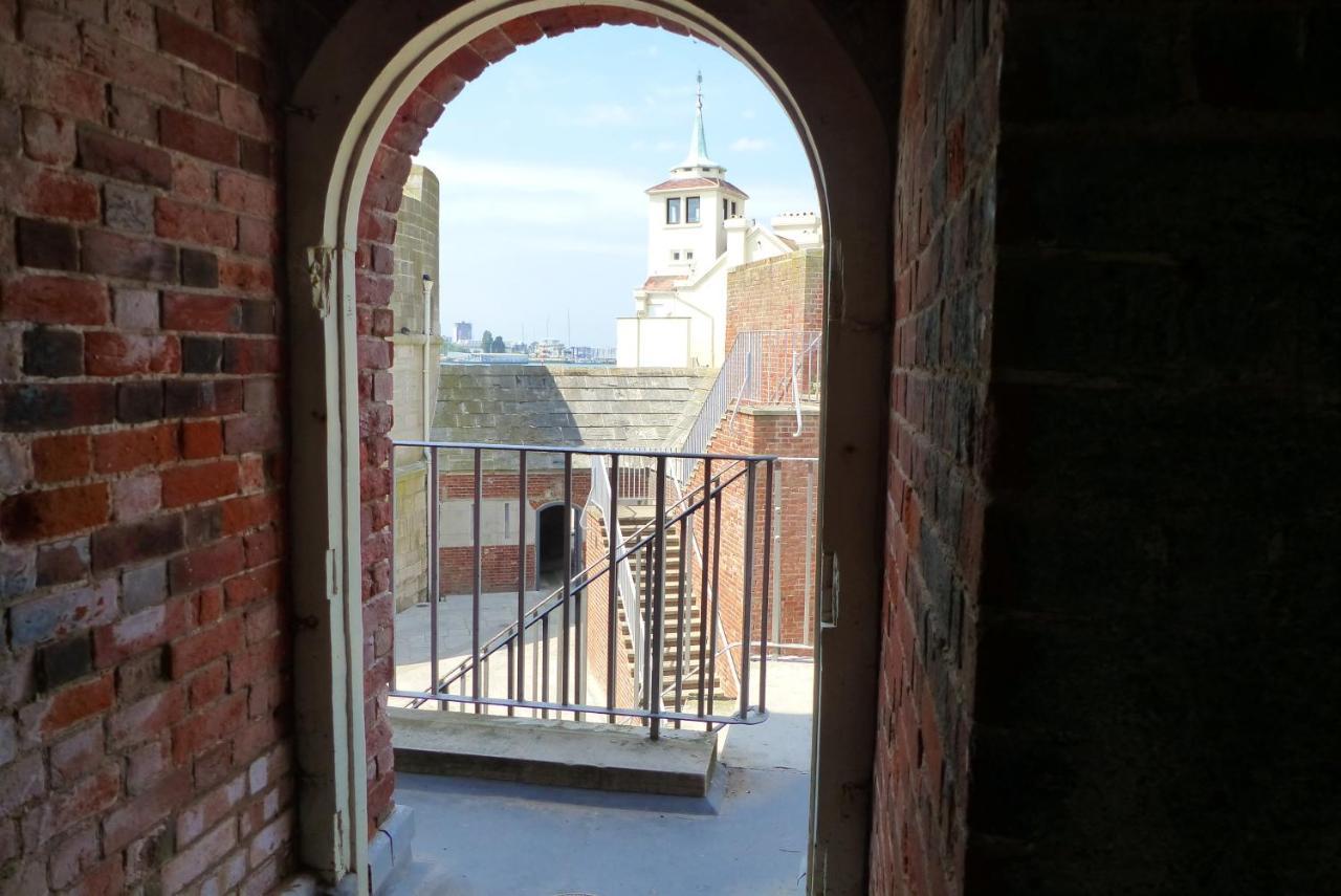 St Georges Balcony Suite With Parking Portsmouth Exteriör bild
